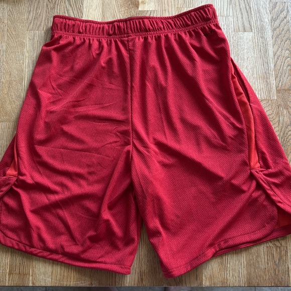 Nike Dri-fit Training Shorts in University Red size medium - Picture 3 of 5